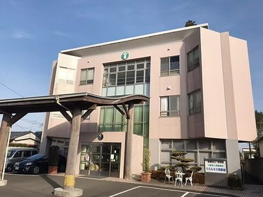 明るい外観の施設  