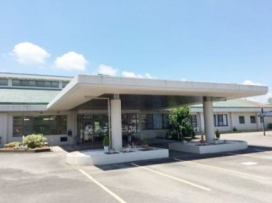 明るい施設の外観  