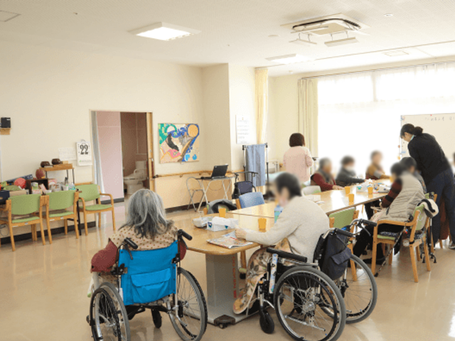 広々とした多目的室 多目的室 開放感のある多目的室では、日中に多くの人が集まり、様々な活動が行われています。