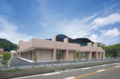 雄大な山を背景にした外観