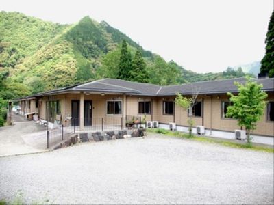 緑豊かな一階建て外観