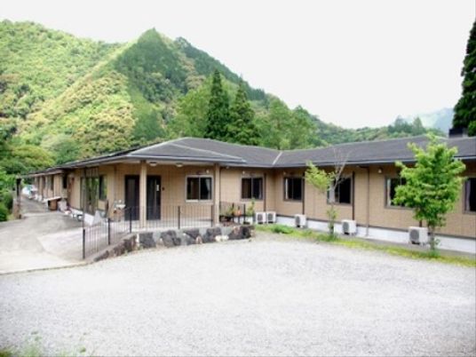 緑豊かな一階建て外観