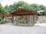 自然に囲まれた建物の外観
