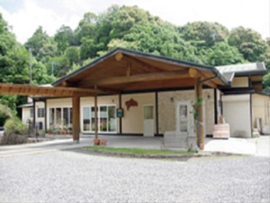 自然に囲まれた建物の外観