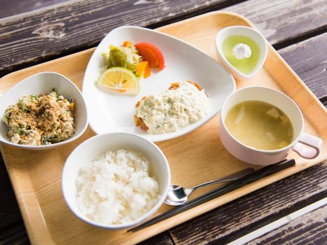 おいしい料理が楽しめる食堂 食堂 おいしそうな食事が整然と並べられており、入居者の方々へ温かいおもてなしを感じさせます。