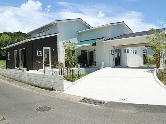 明るい建物外観  