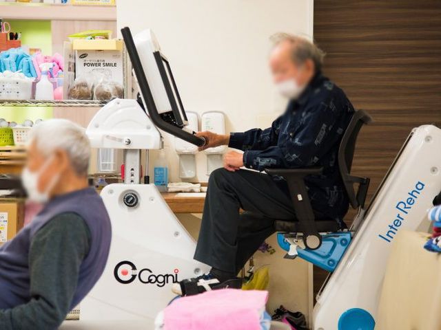 リハビリ機器の使用風景 機能訓練室 利用者がリハビリ機器を活用し、日々の機能訓練に取り組んでいる様子を見ることができます。