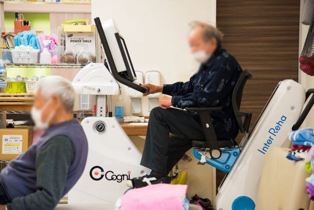 リハビリ機器の使用風景 機能訓練室 利用者がリハビリ機器を活用し、日々の機能訓練に取り組んでいる様子を見ることができます。