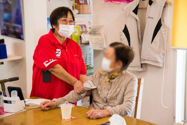 スタッフと利用者の様子 リビング スタッフが利用者に寄り添い、和やかに過ごせるリビングです。安心感のある空間となっています。
