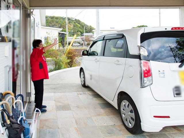 玄関の車寄せ エントランス 車寄せにはスムーズな出入りが可能な広いスペースがあり、来客やスタッフの動きが便利です。