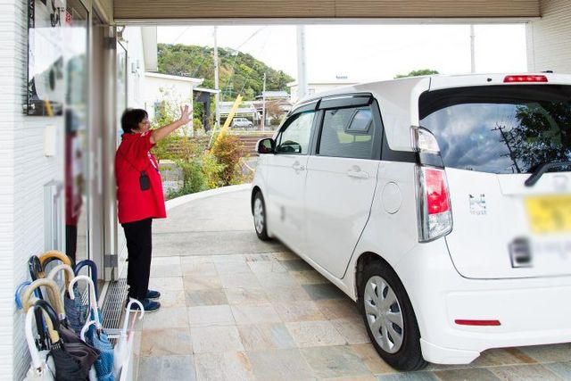 玄関の車寄せ エントランス 車寄せにはスムーズな出入りが可能な広いスペースがあり、来客やスタッフの動きが便利です。
