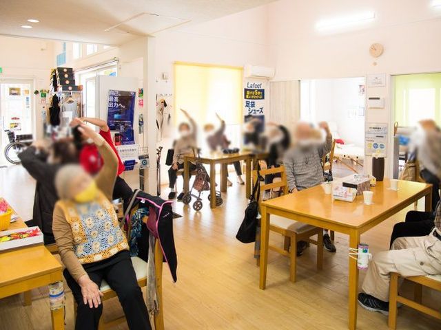 賑やかなラウンジ ラウンジ 陽の光が差し込む明るいスペースで、入居者の方々がリラックスしながら交流を楽しんでいます。