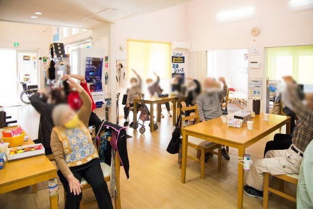 賑やかなラウンジ ラウンジ 陽の光が差し込む明るいスペースで、入居者の方々がリラックスしながら交流を楽しんでいます。