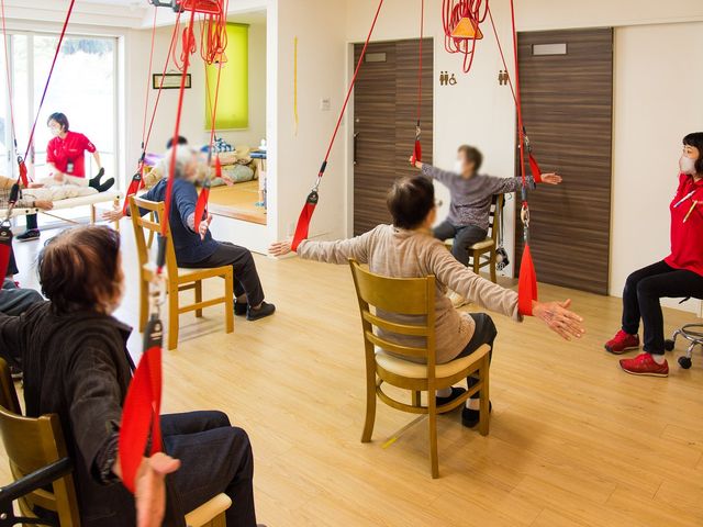運動が行われる部屋 機能訓練室 楽しく運動を行える広々とした空間で、自然光が入る明るい場所です。