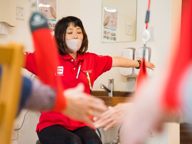 トレーニング中の様子 機能訓練室 利用者がリラックスして参加できる、指導者による機能訓練が行われています。