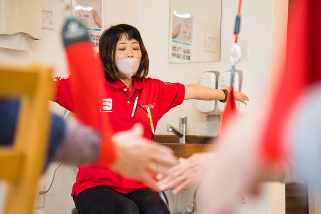 トレーニング中の様子 機能訓練室 利用者がリラックスして参加できる、指導者による機能訓練が行われています。