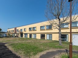 明るい外観の建物