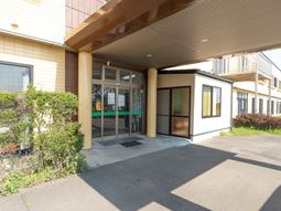 明るいエントランスの外観