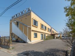 黄色い建物の外観