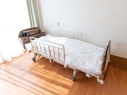 明るい居室のベッド