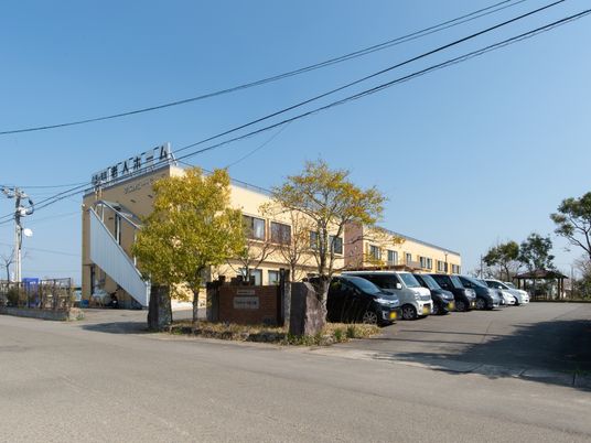 ゆったりとした外観の建物