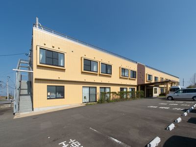 黄色い外壁の建物外観