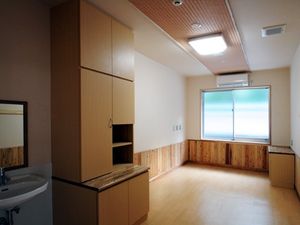 明るい木目調の居室