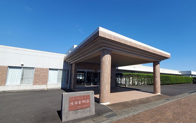 車の出入り可能な正面