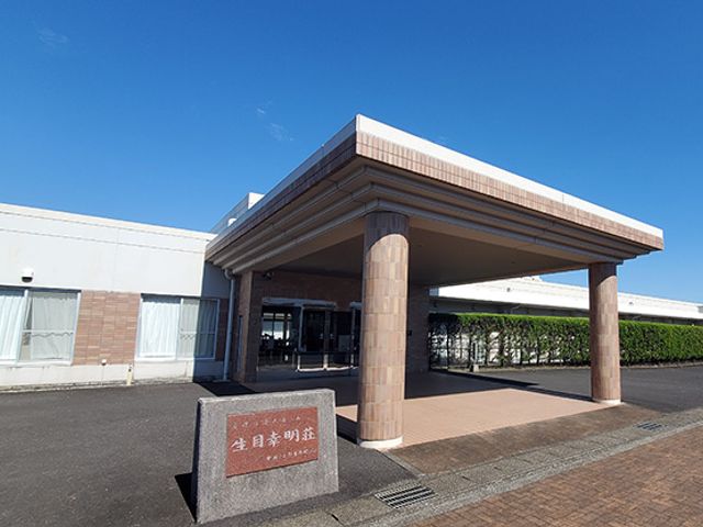 車の出入り可能な正面 外観 広々としたエントランスは、車の乗り降りに便利です。青空のもと、心地よい印象です。