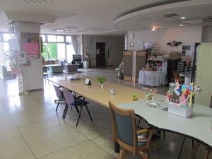 明るい食堂の様子  