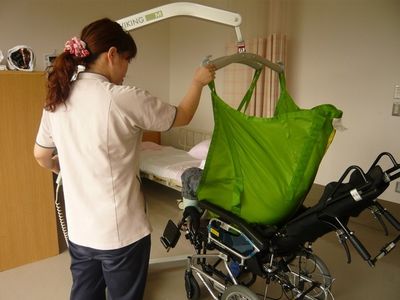 介護用リフトでの作業場面