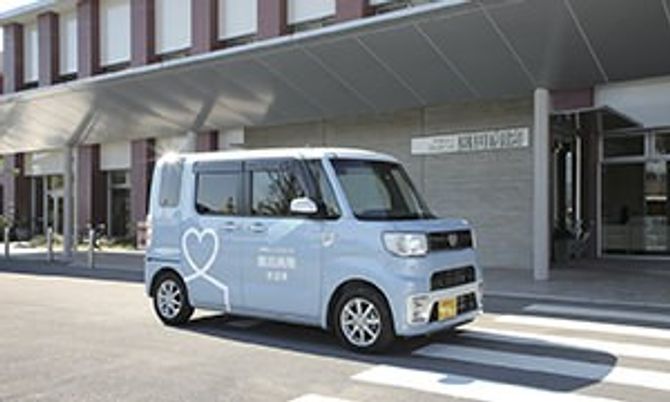 施設前の送迎車両  