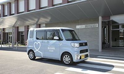 施設前の送迎車両