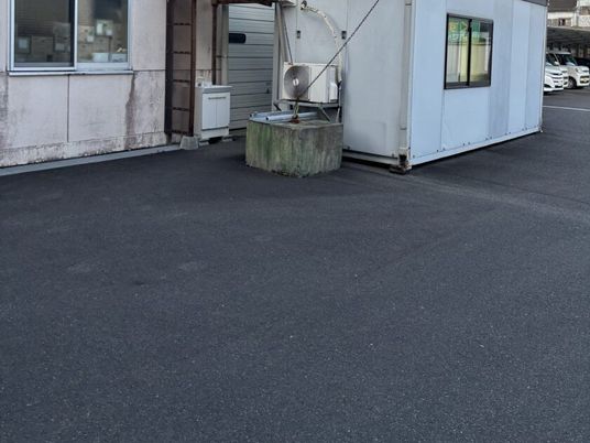 建物脇の駐車場  