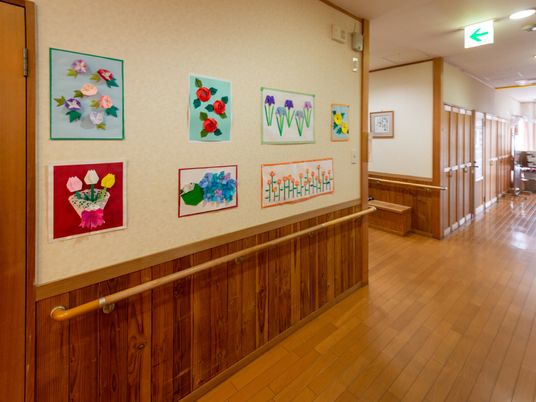 温かみのある廊下装飾