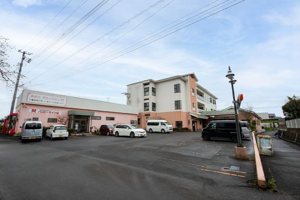 明るい外観の健康施設