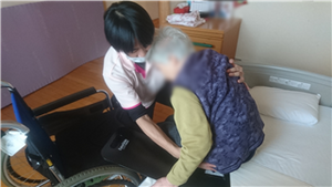 車椅子の介助場面