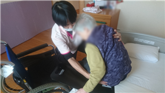 車椅子の介助場面