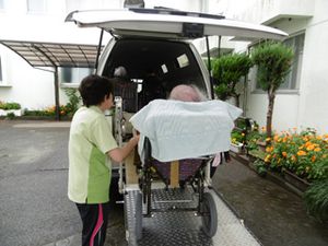 車椅子での外出支援