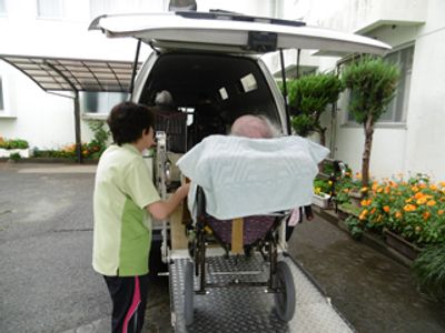 車椅子での外出支援