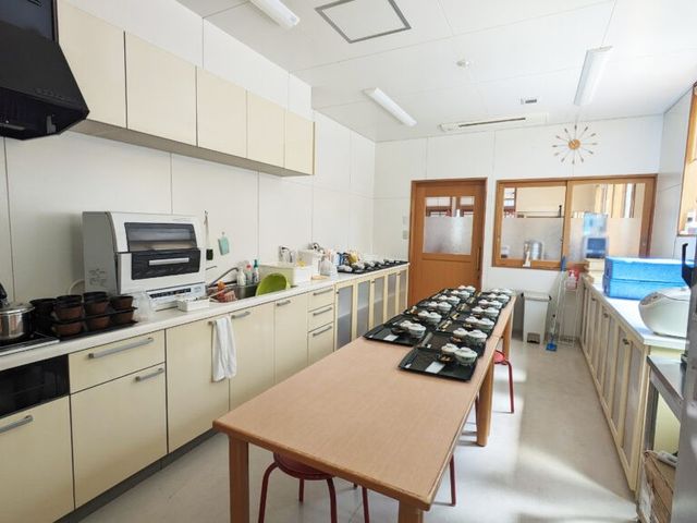 調理室の作業台 キッチン   調理器具が整然と並ぶ明るいキッチンです。広い作業台があり、準備や盛り付けがしやすそうです。