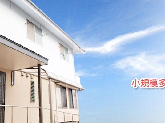 施設の外観と青空  