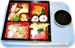 彩り豊かな食事内容大皿