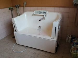 介護用浴槽の浴室  