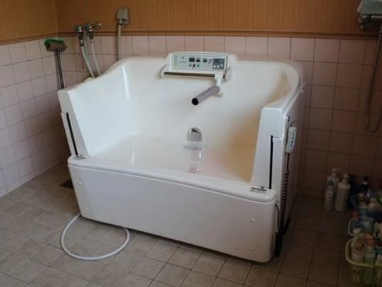 介護用浴槽の浴室  