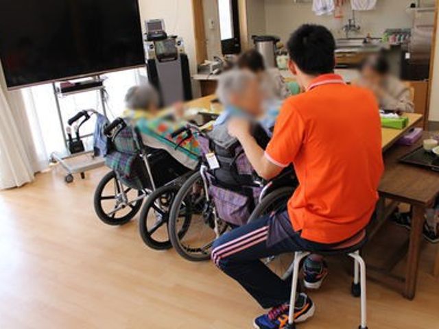 車椅子の共有スペース ラウンジ 広々とした明るい空間で、車椅子利用者も過ごしやすく配慮されたラウンジです。
