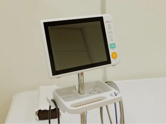 医療用モニターのある浴室  