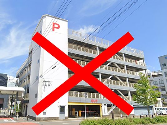 駐車場付き建物外観  