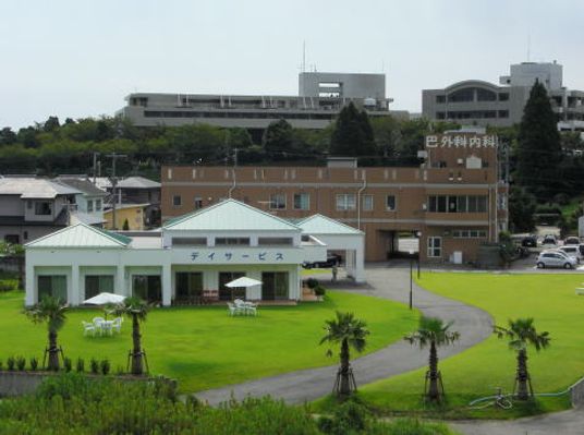 緑に囲まれた外観