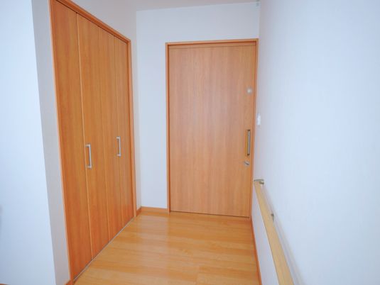 廊下の木製扉の様子